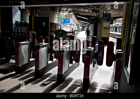 Ticket-Barrieren im Victoria Railway Station, London, UK. Stockfoto