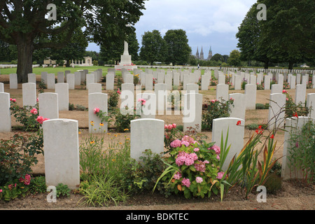 Gräber auf dem British War Cemetery, Bayeux Normandie Frankreich. Stockfoto