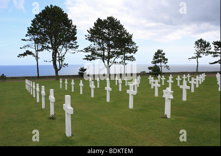 Gräber auf dem amerikanischen Soldatenfriedhof über Omaha Beach in Colleville-Sur-Mer, Normandie Frankreich Stockfoto