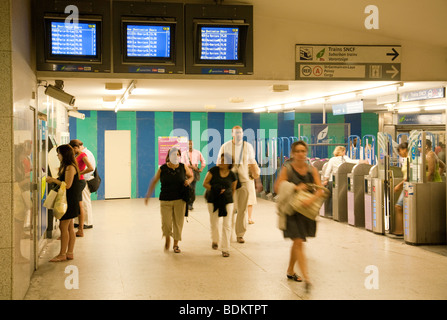 Pendler in Verteidigung Metro-Station, Paris, Frankreich Stockfoto