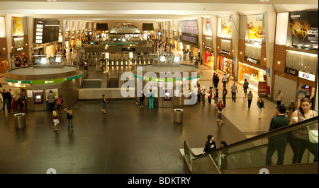 Die u-Bahnstation an der Verteidigung, Paris, Frankreich Stockfoto