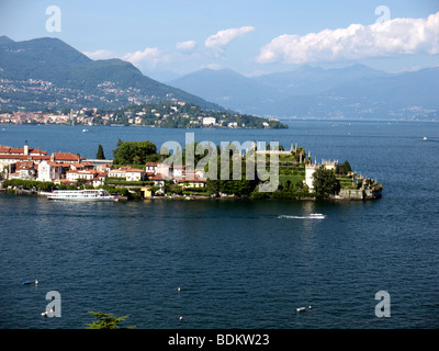 Isola Bella-Palazzo und Gärten in den Lago Maggiore in Norditalien Blick von der Seilbahn auf den Monte Mottarone Stockfoto