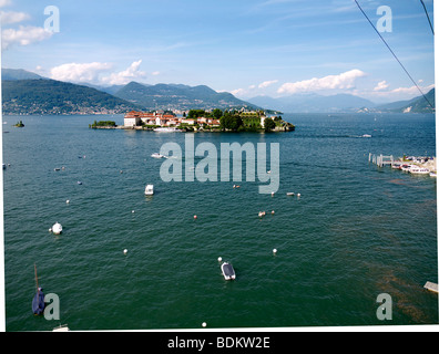 Isola Bella-Palazzo und Gärten in den Lago Maggiore in Norditalien Blick von der Seilbahn auf den Monte Mottarone Stockfoto