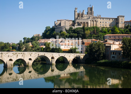 Die alte Brücke über den Fluss Orb in der französischen Stadt Beziers Stockfoto