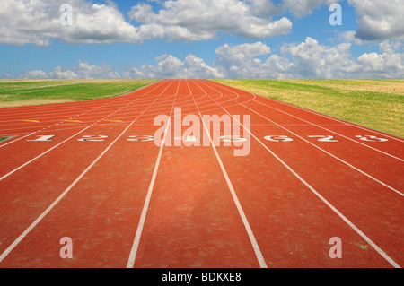 Laufschiene mit acht Bahnen mit Himmel und Wolken Stockfoto