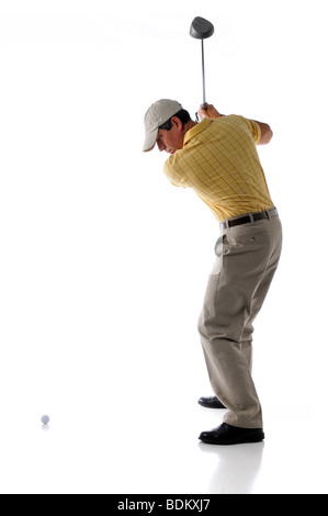 Studioaufnahme der Golfer den Ball vor einem weißen Hintergrund isoliert Stockfoto