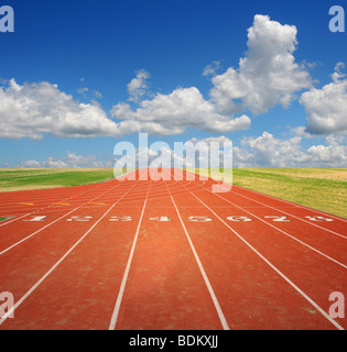 Laufschiene mit acht Bahnen mit Himmel und Wolken Stockfoto