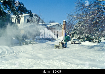 Suburban Hausbesitzer löscht Schnee vom Haus Einfahrt. Stockfoto