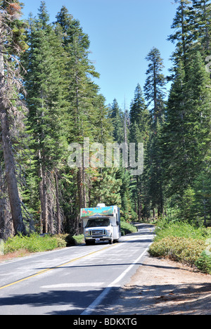 Ein Wohnmobil auf der Autobahn 120 im Yosemite Nationalpark, Kalifornien Stockfoto