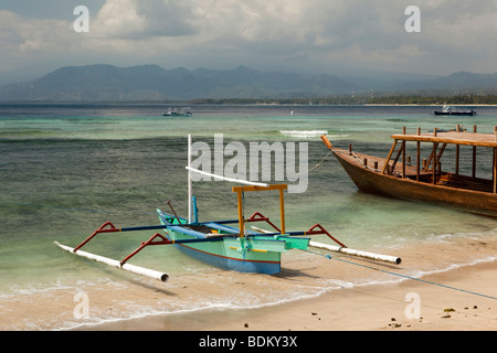 Indonesien, Lombok, Gili Air, kleinen Auslegerboot vor Anker in der Lagune Stockfoto