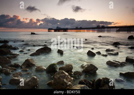 Sonnenaufgang über Llandudno Pier in Nord-Wales, Blick auf den Offshore-Windpark. Stockfoto