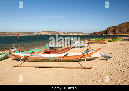 Indonesien, Lombok, Awang, traditionelle bemalte bunt Ausleger Angelboote/Fischerboote am Strand Stockfoto