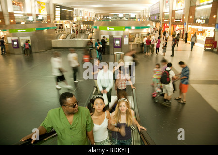 Die u-Bahnstation an der Verteidigung, Paris, Frankreich Stockfoto