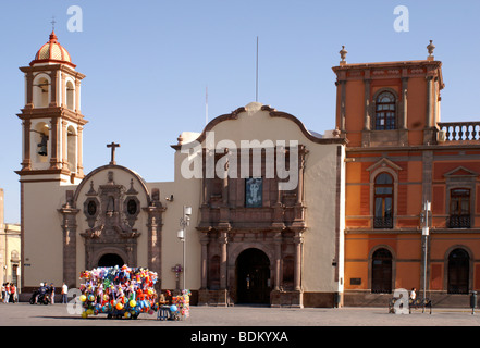 Die Iglesia de la Compañía Kirche und der Capilla de Loreto auf der Plaza de los Fundadores, de San Luis Potosi, Mexiko Stockfoto