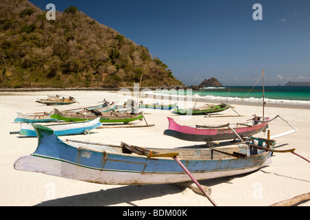 Indonesien, Lombok, South Coast, Seong Blanak, bunt bemalte Fischerboote am Strand Stockfoto