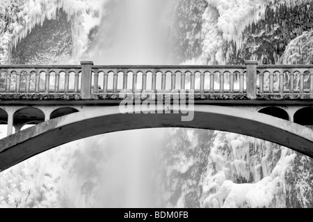 Brücke über Multnomah Falls Oregon mit Schnee und Eis nach Wintersturm Stockfoto