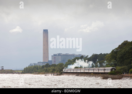 Die Dampflok feuerte der Bon Accord vorbei Longannet Kohle Kraftwerk am Firth of Forth in Schottland, Großbritannien. Stockfoto