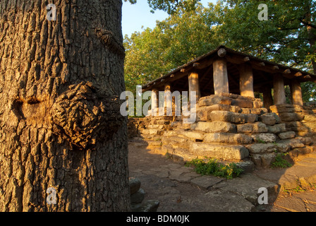 CCC Scenic übersehen mit Blick auf Lee Creek Valley in des Teufels Den Staatspark, Arkansas gebaut mit einheimischen Steinen und Protokolle. Stockfoto