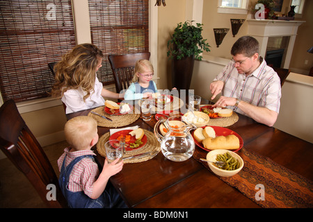 Familie beim Abendessen zusammen Stockfoto