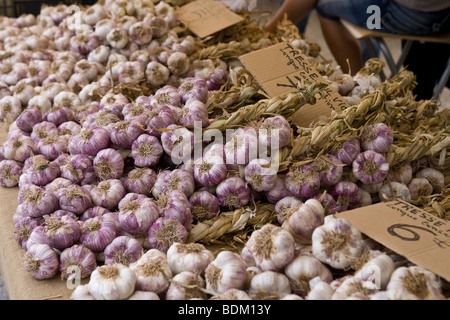 Knoblauchzehen in St Remy Markt. Stockfoto