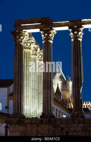 Römische Tempel der Diana in der Nacht in Evora in Alentejo Portugal Stockfoto