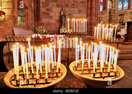 Frankreich, Jakobsweg: Kerzenlicht in der Pfarrei Kirche Notre-Dame in St. Jean-Pied-de-Port Stockfoto