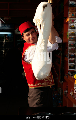 Mann arbeiten Dondurma, traditionelle türkische Eis Stockfoto