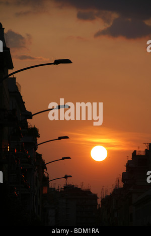 Sonnenuntergang über städtische Landschaft Stockfoto