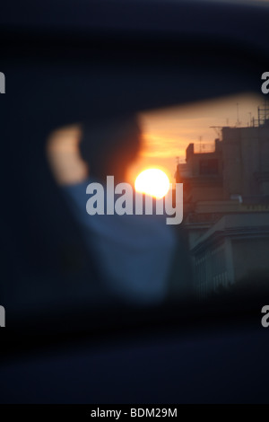 ein Mann Sonnenuntergang und Auto in der Stadt Stadt Stockfoto