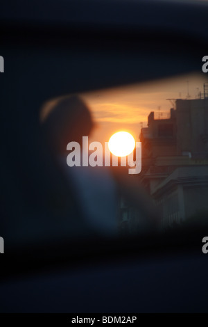 ein Mann Sonnenuntergang und Auto in der Stadt Stadt Stockfoto