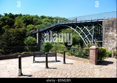 Die Eisenbrücke über den Fluss Severn, fließt es durch die Ironbridge Gorge in Ironbridge in Shropshire Stockfoto
