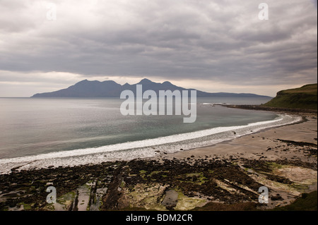 Singing Sands, Insel Eigg mit der Isle of Rum im Hintergrund Stockfoto