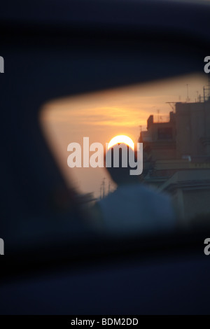 ein Mann Sonnenuntergang und Auto in der Stadt Stadt Stockfoto