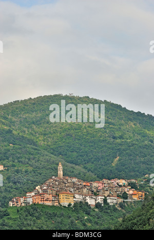 Panoramische Ansicht der Kleinstadt Castel Vittorio. Ligurien. Italien Stockfoto