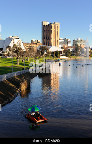 Touristen auf der River Torrens durch Adelaide, der Hauptstadt von South Australia Stockfoto