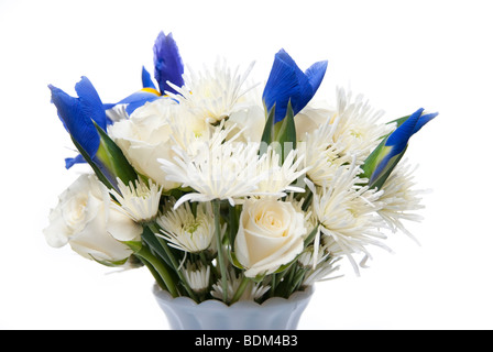 Gesteck Strauß weiße Rosen, weiße Astern und lila Schwertlilien Stockfoto