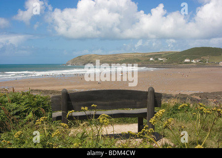 Blick auf Croyde Strand, Nord-Devon, mit Denkmal Sitz im Vordergrund Stockfoto