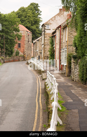 Reihe von Steinhütten mit Händlern Lager im Hintergrund, Pickering, North Yorkshire, England, UK Stockfoto