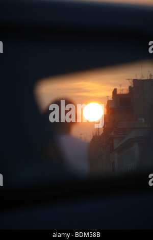 ein Mann Sonnenuntergang und Auto in der Stadt Stadt Stockfoto