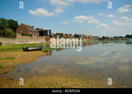 Emsworth Kai konfrontiert Häuser entlang der westlichen Parade gesehen von der Gezeiten-Mühle bei Ebbe an einem sonnigen Tag mit blauem Himmel Stockfoto