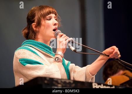 Cate le Bon erklingt in der Greenman Festivla 2009. Glanusk Park Wales. Stockfoto