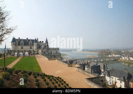 Mittelalterliche Burg über dem Tal der Loire mit Brücke, Fluss und Stadt Amboise Stockfoto