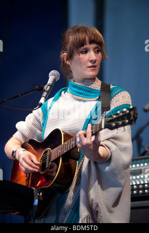 Cate le Bon erklingt in der Greenman Festivla 2009. Glanusk Park Wales. Stockfoto