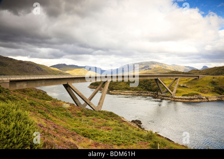 Kylesku Bridge über Loch A' Chairn Bhain, Sutherland, Schottland Stockfoto