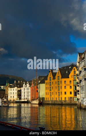 Blick auf den Brosundet Kanal mit Yachten und Jugendstil-Häusern in Alesund. Norwegen Stockfoto