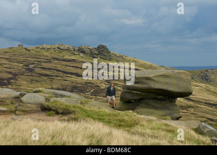 Walker, die Weitergabe der Noe Hocker Kinder Scout, in der Nähe von Edale, Peak National Park, Derbyshire, England UK Stockfoto