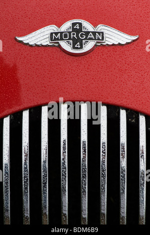 Morgan 4/4 Classic British Car Motorhaube und Abzeichen Abstract Stockfoto