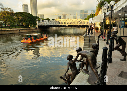 Singapore River in Richtung Marina Bay mit Bronzestatuen Springender Kinder, Boot Quay SIN Stockfoto