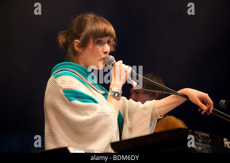 Cate le Bon auf dem Greenman Festival 2009, Glanusk Park, Brecon, Wales Stockfoto