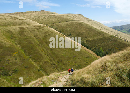 Zwei Wanderer und Hund auf die Jakobsleiter, auf der Pennine Way, in der Nähe von Edale, Peak National Park, Derbyshire, England UK Stockfoto